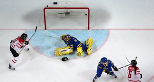 Die Kanadierin Gillian Apps erzielt am 17. Februar ein Tor während des Eishockey Spiels gegen Schweden bei der Winterolympiade 2010 -- Harry How/Getty Images &copy; (Bing Germany)