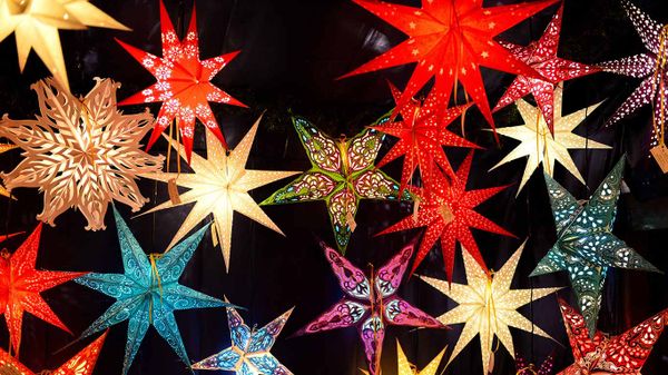 Weihnachtssterne auf dem Christkindlesmarkt in Nürnberg, Bayern, Deutschland