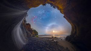Halo autour de la lune photographié à Hug Point Falls sur la côte de l’Oregon, États-Unis (© Ben Coffman/Tandem Stills + Motion)(Bing France)