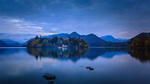 德文特湖上的德文特岛房屋，英国坎布里亚郡湖区国家公园 (© Chris Warren/eStock Photo)(Bing China)