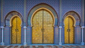 Tore des Königspalasts „Dar El Makhzen“ in Fès, Marokko (© Adam Smigielski/Getty Images)(Bing Deutschland)