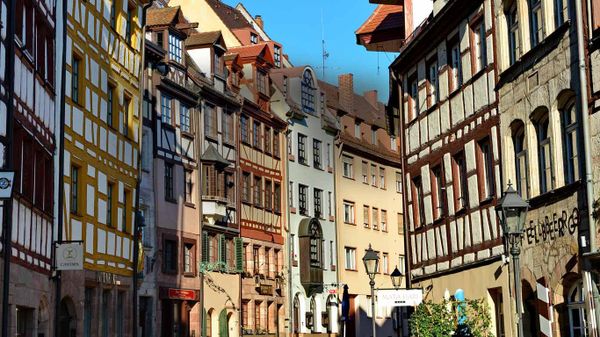 Die Weißgerbergasse, eine typische mittelalterliche Straße mit Fachwerkhäusern in Nürnberg, Franken, Deutschland