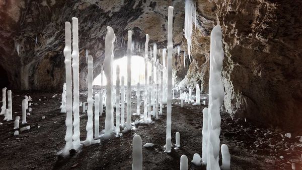 Eiszapfen in der Oswaldhöhle bei Muggendorf, Wiesenttal, Fränkische Schweiz, Bayern, Deutschland