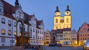 Marktplatz mit Altem Rathaus und Stadtkirche, Lutherstadt Wittenberg, Sachsen-Anhalt, Deutschland (© Novarc Images/Alamy)(Bing Deutschland)