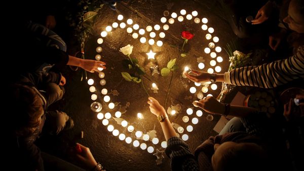 Bougies disposées en forme de cœur en hommage aux victimes des attentats de Paris, Vieux-Port de Marseille le 14 novembre 2015