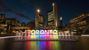 Toronto Sign, Nathan Phillips Square, Canada (© Bruce Christie/Moment/Getty Images)(Bing Canada)