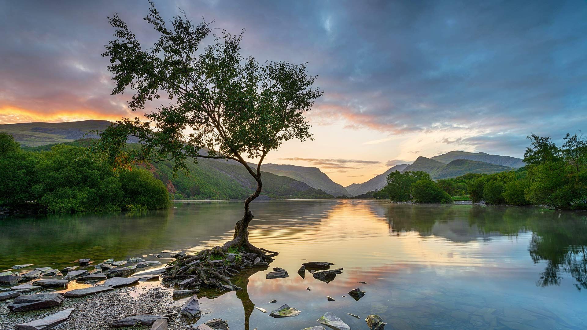 Sunrise at Llyn Padarn at Llanberis, Snowdonia National Park