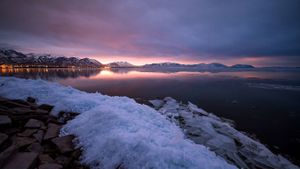 普罗沃附近的犹他湖的日出，美国犹他州 (© Nimia)(Bing China)