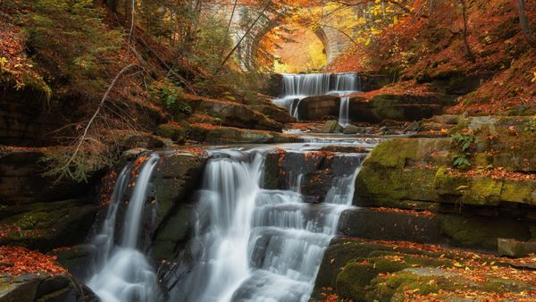 Une cascade en Automne près de Sitovo, Oblast de Plovdiv, Bulgarie