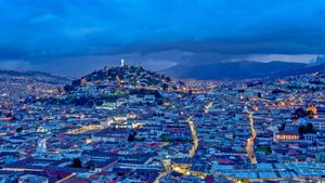 暮色中的面包山和老城区，厄瓜多尔基多 (© Karol Kozlowski/plainpicture)(Bing China)