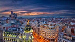 Gran Vía y Edificio Metrópolis en Madrid, España (© RudyBalasko/Getty Images)(Bing España)