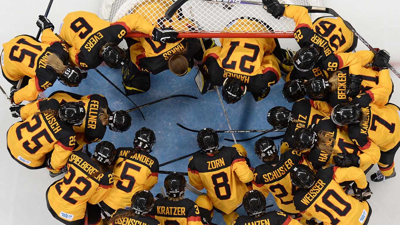 Das deutsche Team versammelt sich vor Beginn des Frauen-Eishockey-Spiels in der Gruppe B Russland gegen Deutschland in der Shayba-Arena bei den Olympischen Winterspielen in Sotschi am 9. Februar 2014