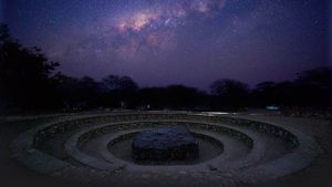 ｢ホバ隕石と星空｣ナミビア, グルートフォンテイン (© Maciej Tomkow/Nimia)(Bing Japan)