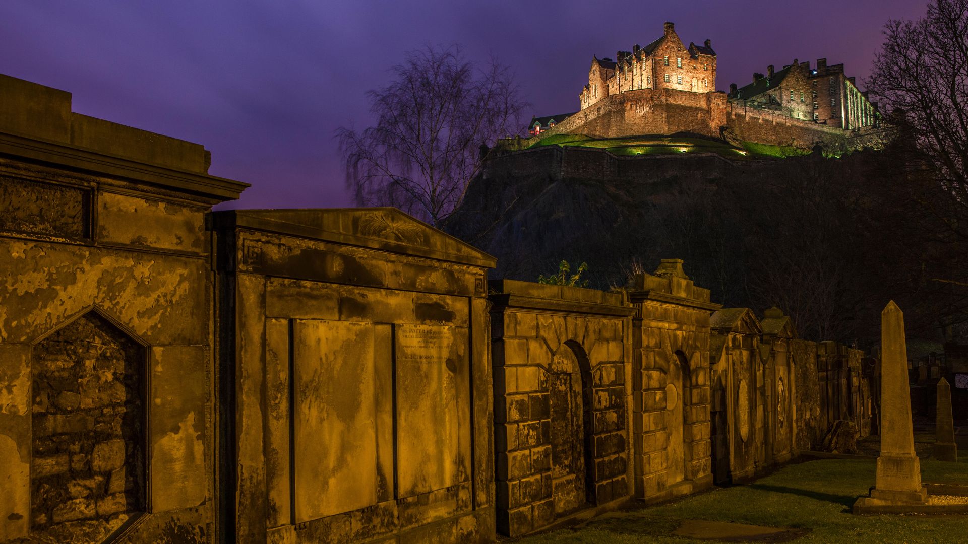Vista del castello di Edimburgo da un cimitero in Scozia, Regno Unito