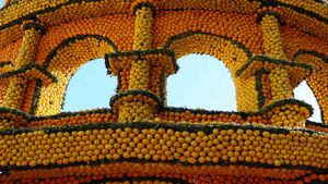 Sculpture en citrons et oranges pendant la parade de la Fête du citron de Menton (© Panther Media GmbH/Alamy Stock Photo)(Bing France)