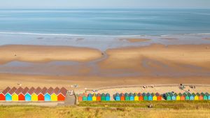 Beach huts on West Cliff Beach, Whitby, North Yorkshire (© Robert Harding World Imagery/Offset)(Bing United Kingdom)