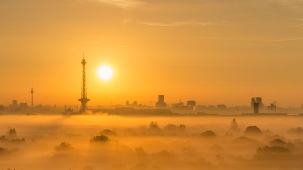 Berliner Skyline mit Funkturm bei Sonnenaufgang