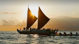 The Hōkūle\'a, a traditional Hawaiian voyaging canoe, departs for a 3-year voyage from Honolulu, Hawaii, on May 17, 2014 (© Reuters/Alamy)(Bing United States)
