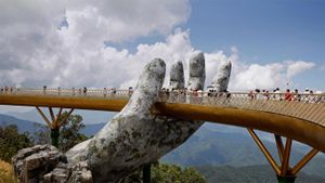 “如来大手”托起的金桥，越南岘港 (© REUTERS/Kham TPX)(Bing China)