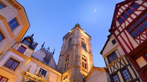 Gros-Horloge et beffroi de Rouen au crépuscule, Seine-Maritime, region Haute-Normandie (© Shaun Egan/Getty Images)(Bing France)