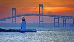 美国，罗得岛州，克莱本佩尔新港桥和纽波特港口之光 (© Denis Tangney Jr./Getty Images)(Bing China)