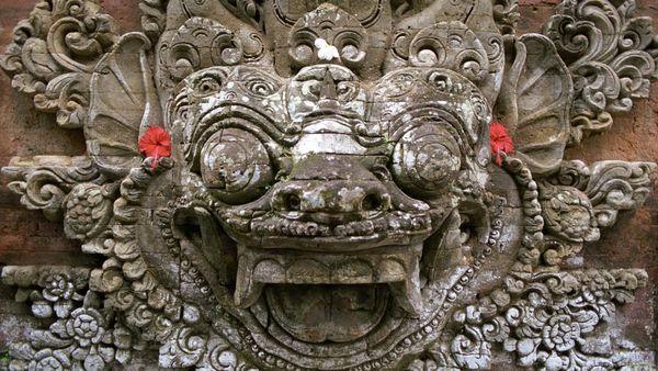 Scultura in pietra in un tempio di Ubud, Bali, Indonesia