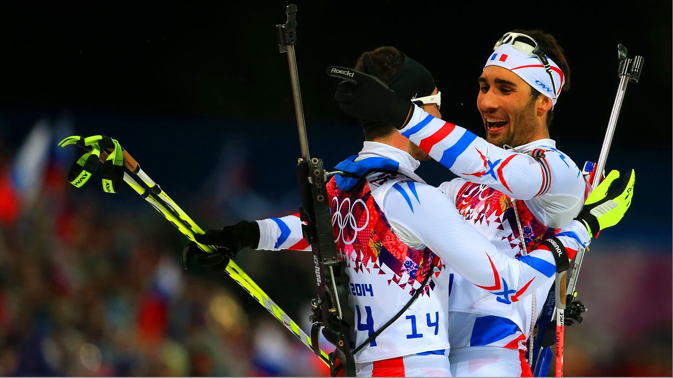Le médaillé d’or Martin Fourcade et le médaillé de bronze Jean-Guillaume Béatrix fêtent leur victoire à l’épreuve de biathlon 12,5 km poursuite messieurs, le 10 février 2014, complexe de ski de fond et de biathlon Laura à Krasnaïa Poliana, Jeux Olympiques de Sotchi, Russie