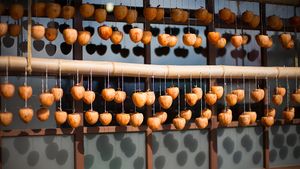 干し柿, 山梨県 南都留郡 富士河口湖町 (© STEPHEN FLEMING/Alamy Stock Photo)(Bing Japan)