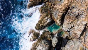 Piscine naturelle au nord-est de Saint Barthélemy, mer des Caraïbes, Antilles françaises (© dbimages/Alamy banque d’images)(Bing France)