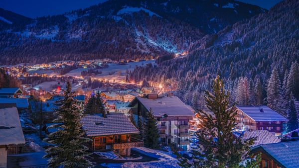 Vue sur un village de montagne illuminé, France