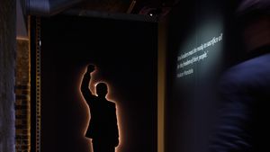 Silhouette of former South African President Nelson Mandela, 26 Leake Street, London, 2019 (© Leon Neal/Getty Images)(Bing United Kingdom)