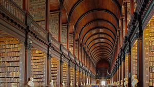 都柏林三一学院图书馆，爱尔兰 (© Nigel Hicks/Robert Harding/Aurora Photos)(Bing China)