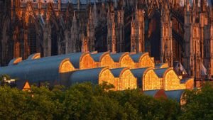 ｢ケルン大聖堂とルートヴィヒ美術館｣ドイツ, ケルン (© Heinz Wohner/Getty Images)(Bing Japan)
