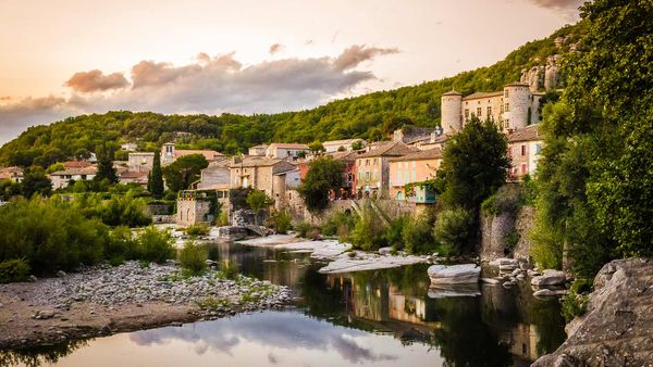 L’Ardèche et le village de Vogüé au coucher du soleil