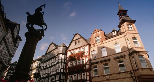 Fachwerkhäuser und Reiterstandbild schmücken die Barfüßer Straße in Marburg