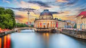 Museumsinsel auf der Spree und Fernsehturm, Berlin (© TomasSereda/Getty Images)(Bing Deutschland)