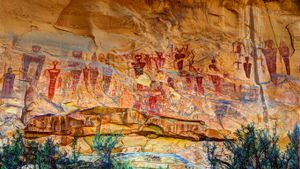 美国，犹他州，罗雅尔峡谷上的岩画 (© Gary Whitton/Alamy)(Bing China)