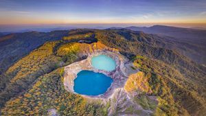 Volcanic crater lakes on Kelimutu, Flores, Indonesia (© Shane P. White/Minden Pictures)(Bing New Zealand)