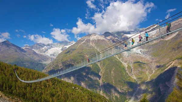 Passerelle suspendue Charles Kuonen près de Randa, Suisse, à l’occasion de la fête nationale Suisse