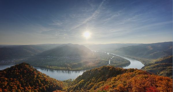 Blick von der “Kanzel” am Vogelberg auf die Donau in der Nähe von Dürnstein, Wachau, Niederösterreich