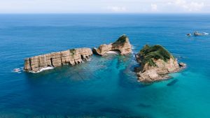 青い海に浮かぶ種子島の無人島, 鹿児島県 (© Ippei Naoi/Getty Images)(Bing Japan)