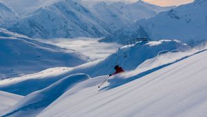 Skier making a turn in pristine snow in Whistler, B.C. (© stockstudioX/Getty Images)(Bing Canada)