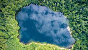 ｢アイベン湖｣オーストリア, ザルツブルグ (© Christoph Oberschneider/Tandem Stills + Motion)(Bing Japan)
