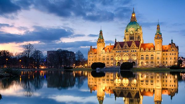 Das Neue Rathaus in Hannover bei Nacht