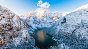 Il Pragser Wildsee nelle Dolomiti, Alto Adige, Italia (© Marco Bottigelli/Getty Images)(Bing Italia)