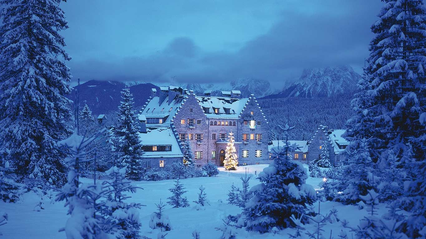 Schloss Kranzbach in der Abenddämmerung, Krün, Bayern, Deutschland