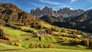 富内斯山谷，背景是多洛米蒂山，南蒂罗尔，意大利 (© Achim Thomae/Getty Images)(Bing China)