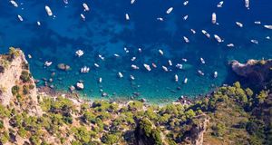 Vue aérienne de bateaux dans la mer Tyrrhénienne au large de Capri, baie de Naples, Italie (© Glowimages/Getty Images) &copy; (Bing France)