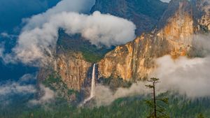 Bridalveil Fall, Yosemite National Park, California (© Jeff Foott/Minden Pictures)(Bing China)
