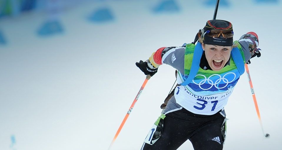 Die deutsche Biathletin Magdalena Neuner auf dem Weg zur Silbermedaille beim 7,5 km-Sprint bei den Olympischen Spielen in Vancouver am 13. Februar 2010